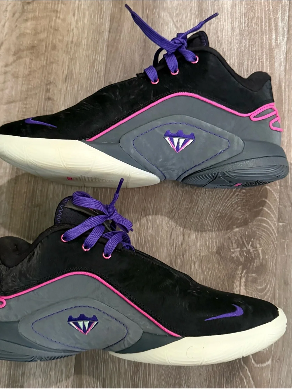Nike LeBron 22 Blacklight Size 8M - Picture 2 of 4